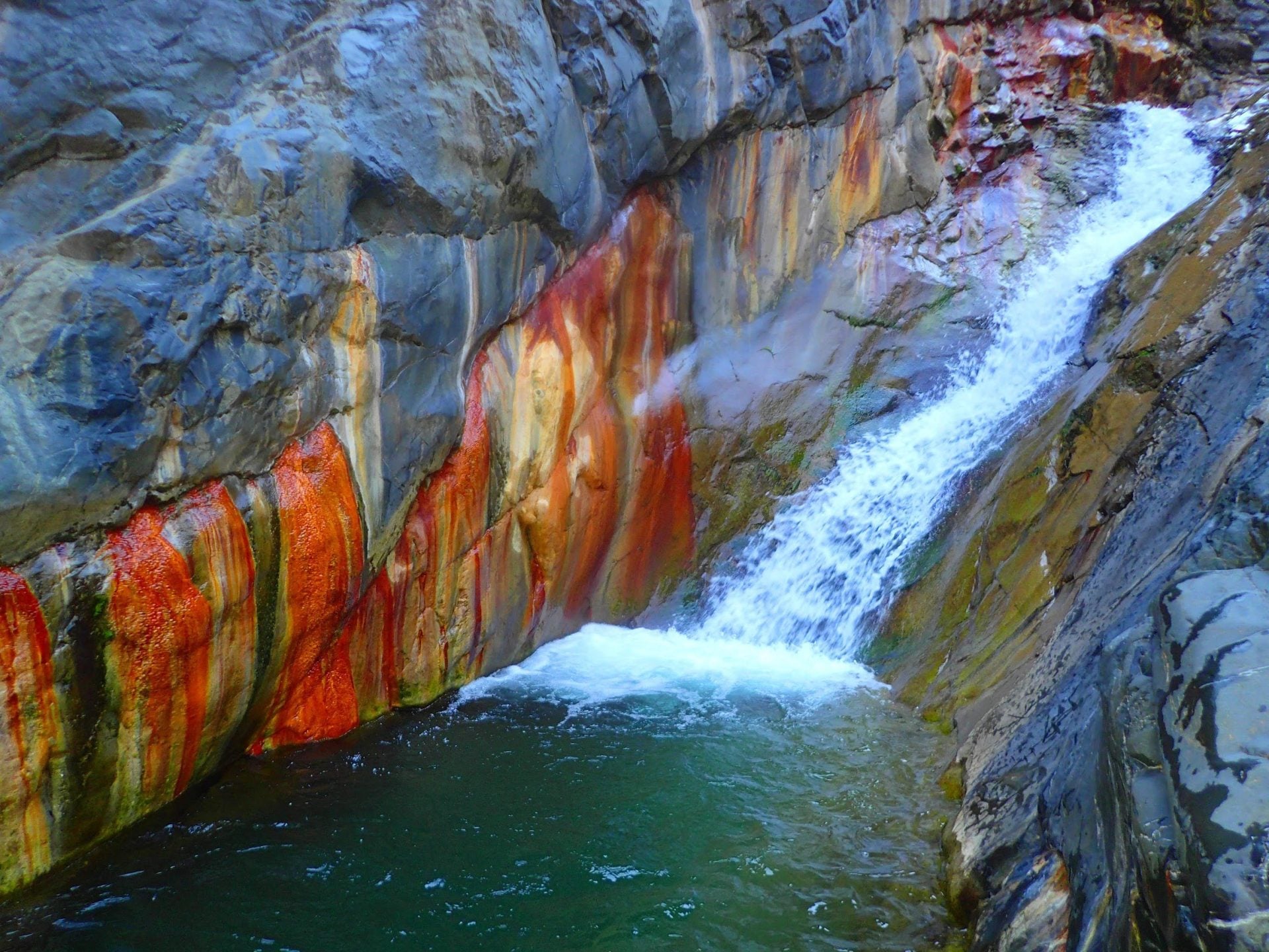 Roches teintées de rouge par l'oxyde de fer à proximité de la cascade Bras Rouge