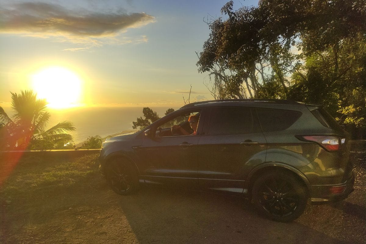 SUV Ford Kuga gris MLJ Concept face à l'océan au coucher du soleil à La Réunion