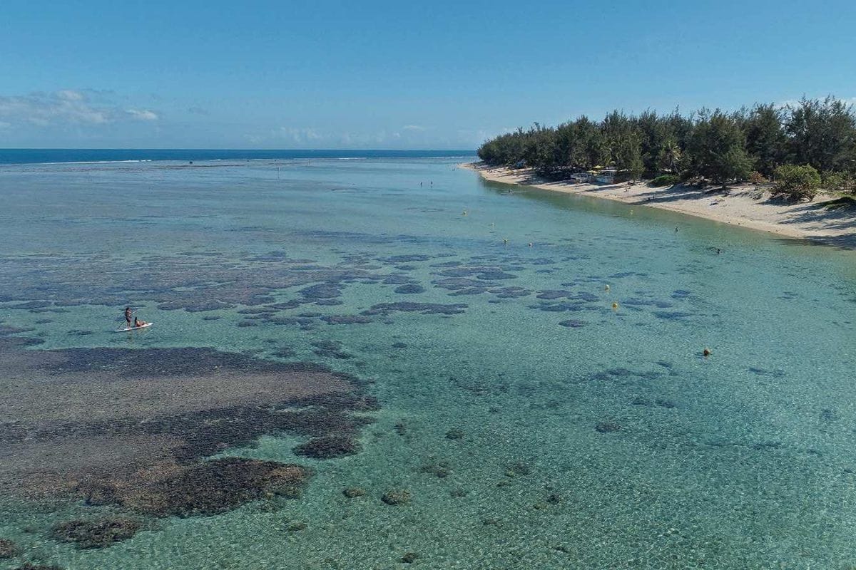 Lagon turquoise de La Saline-les-Bains à La Réunion vu depuis la plage, eaux peu profondes, barrière de corail visible au large