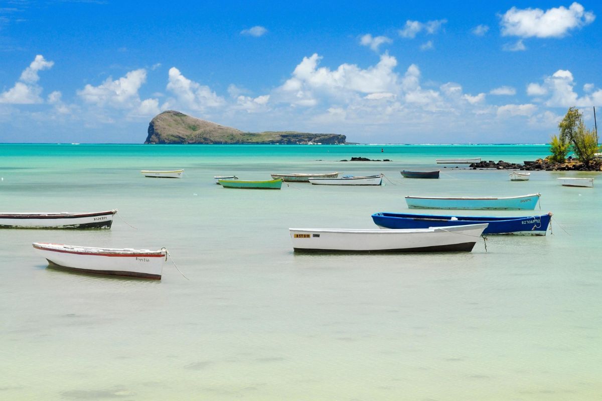 Barques de pêche dans le lagon turquoise du nord de Maurice, le Coin de Mire à l'horizon