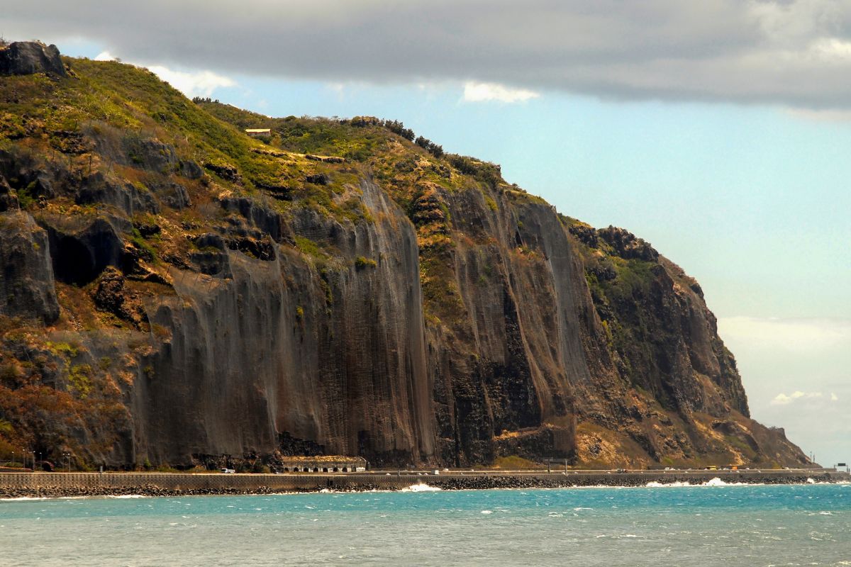Falaise basaltique côtière entre La Possession et Saint-Denis, avec route littorale visible au pied