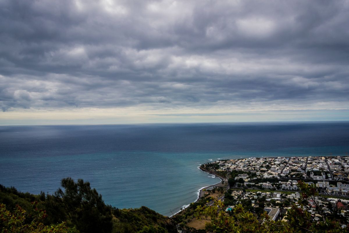 Vue panoramique sur Saint-Denis depuis les Hauts (Bellepierre ou La Montagne) avec ciel chargé