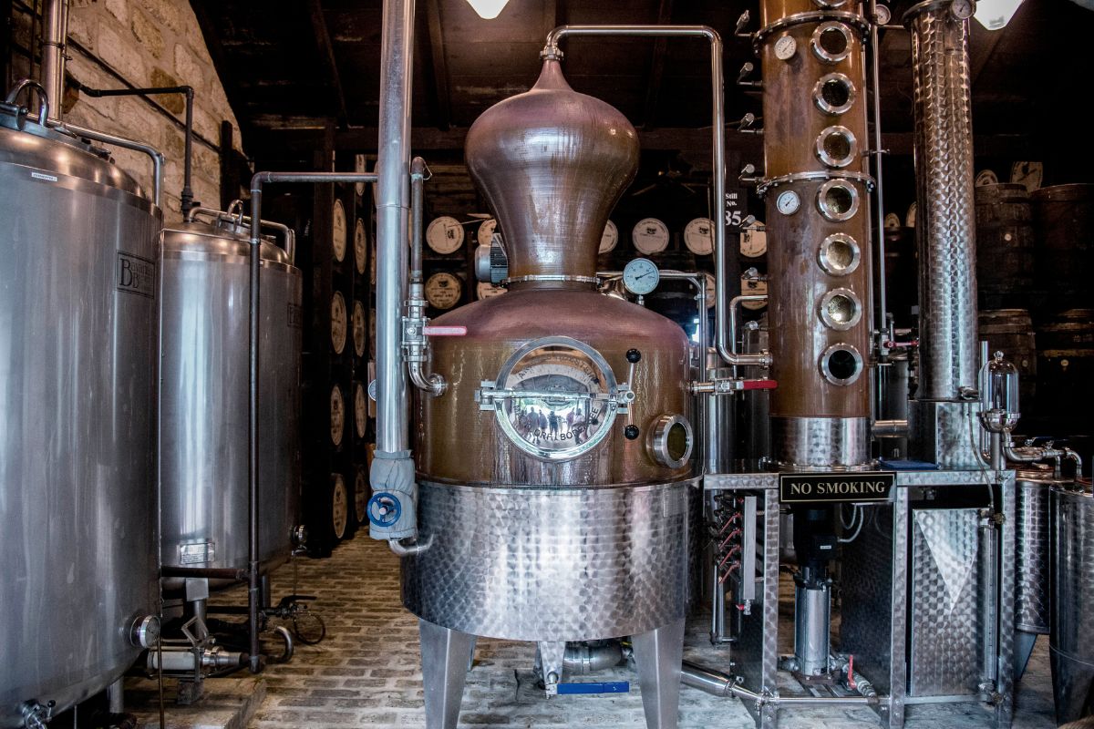 Alambic en cuivre et colonne de distillation dans une distillerie de rhum à La Réunion