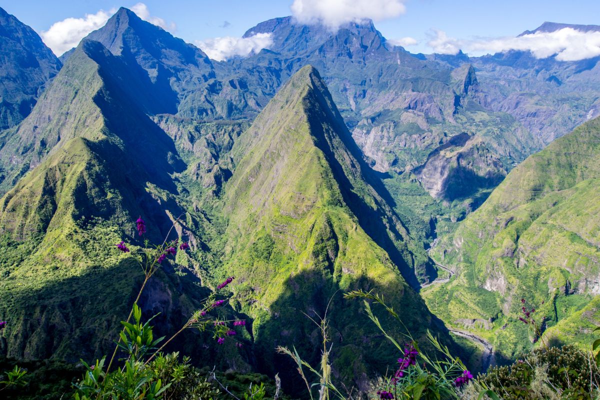 Sentier de randonnée traversant un paysage minéral des cirques de La Réunion