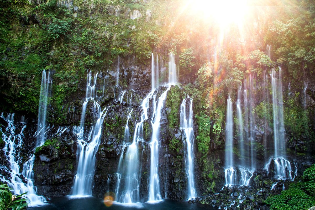 Cascade de Grand Galet à Saint-Joseph, filets d'eau en éventail dans la forêt tropicale : La Réunion attire à nouveau, 556 000 visiteurs en 2023
