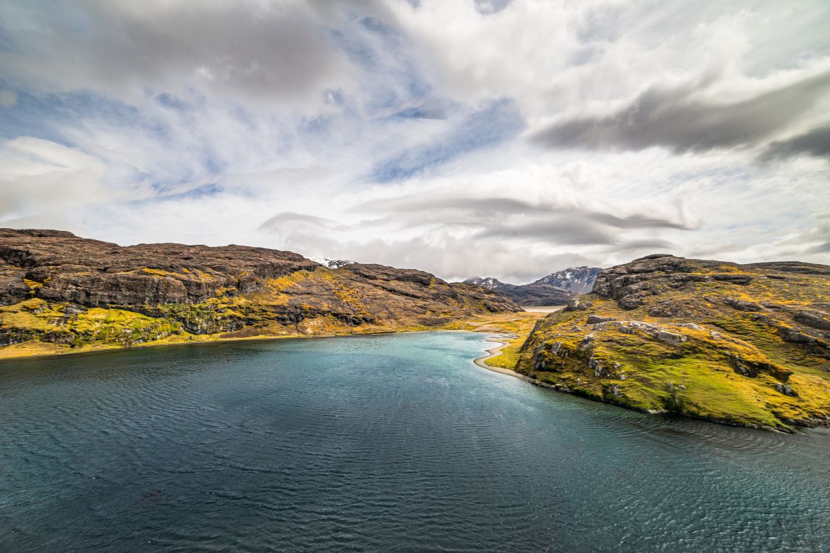 Côte sauvage des îles Kerguelen, paysage de toundra et chaîne montagneuse