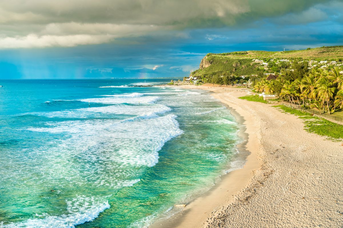 Plage et lagon turquoise de la côte ouest de La Réunion en septembre sous un ciel limpide