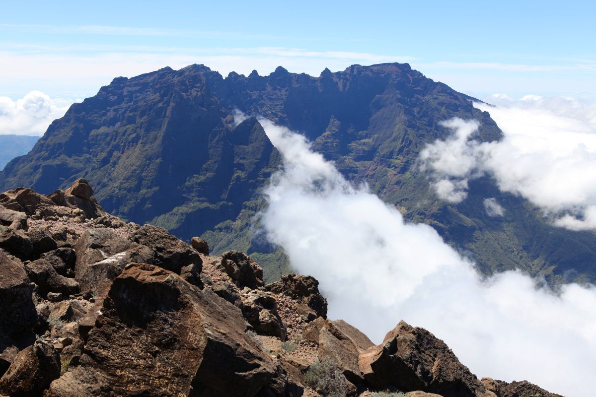 Cirque de Cilaos vu depuis un sommet, remparts rocheux et mer de nuages en saison sèche