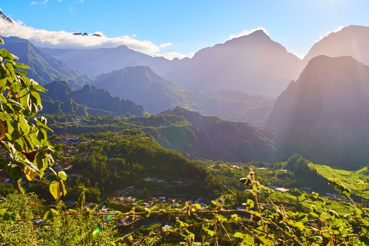 Cirque de Salazie vu en hauteur au coucher de soleil, village d'Hell-Bourg blotti dans la cuvette, nouveau passage du tracé Diagonale des Fous 2026