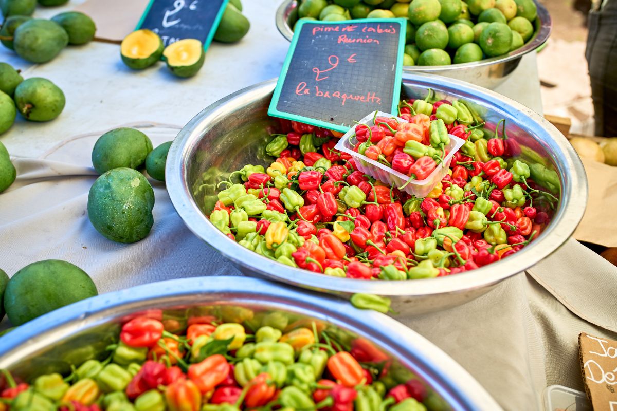 Piments créoles colorés et mangues vertes au marché forain de Saint-Pierre : un des points forts du séjour, le dimanche matin sur le front de mer
