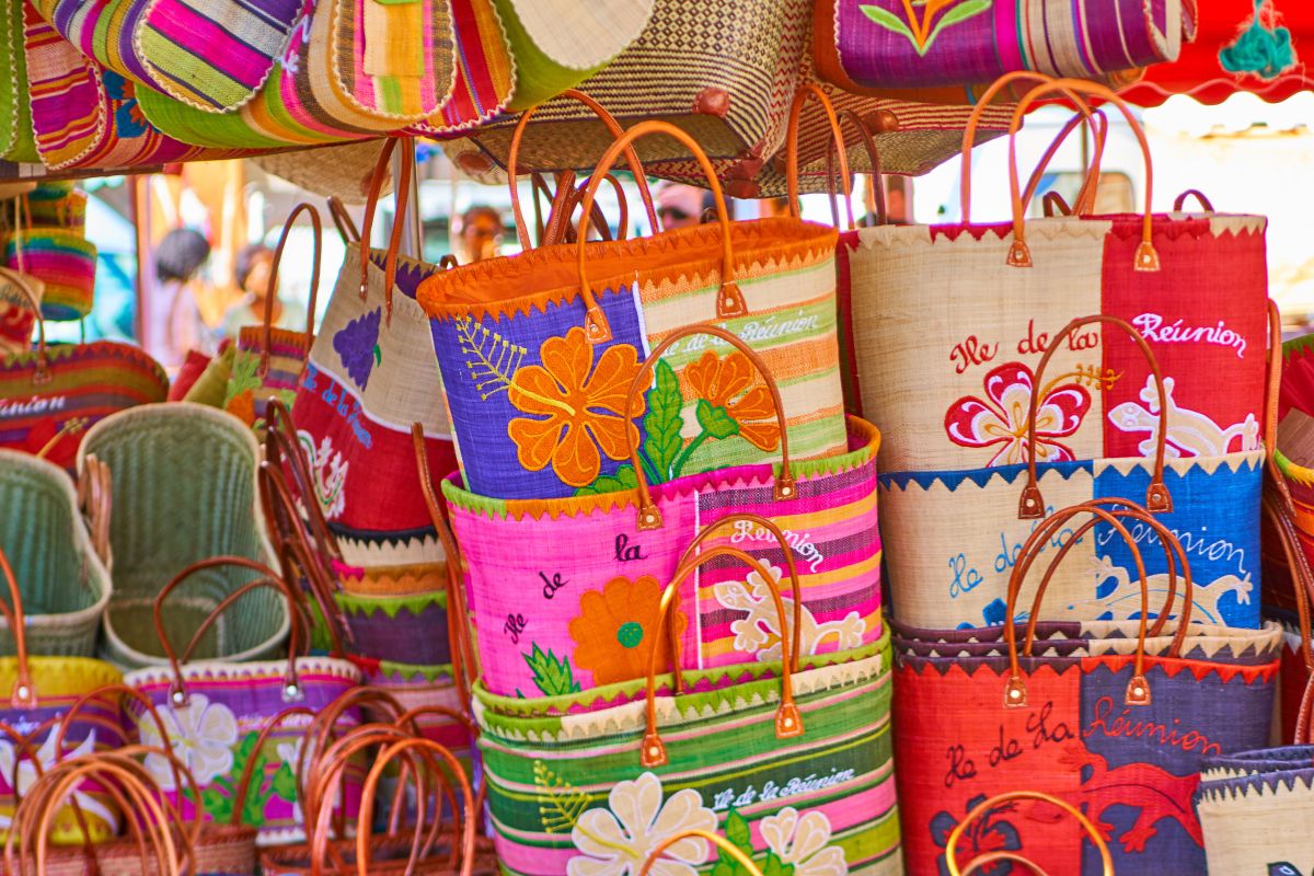 Sacs en raphia colorés brodés Île de la Réunion sur le marché forain de Saint-Paul, artisanat créole