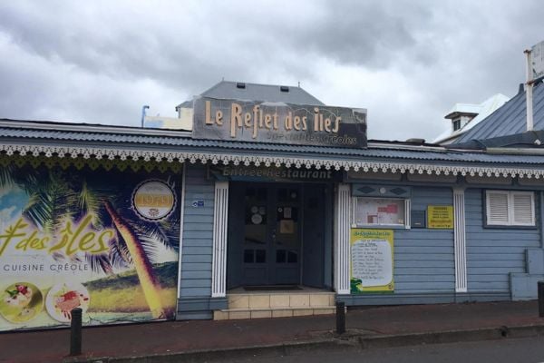 Façade en bois bleu du restaurant Le Reflet des Îles, enseigne cuisine créole avec menus du jour à l'extérieur