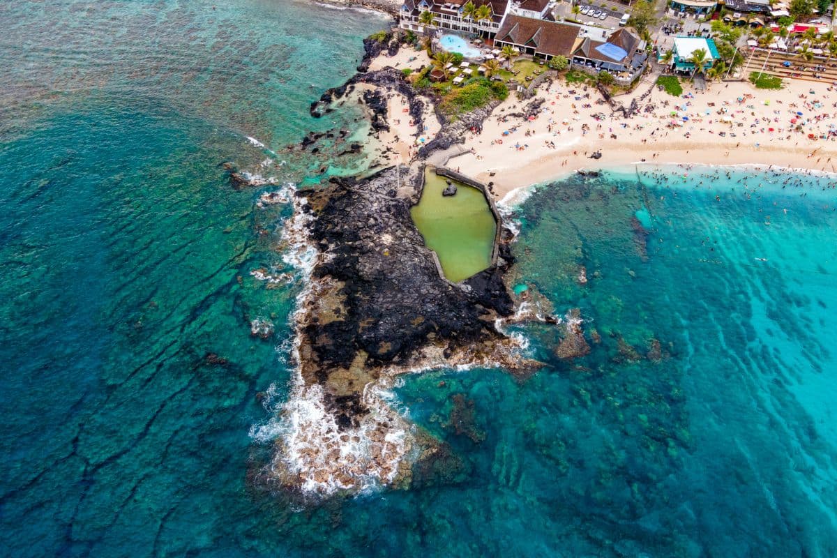 Vue aérienne du littoral de Boucan-Canot à La Réunion, bassin de marée volcanique et plage bordée d'un lagon turquoise