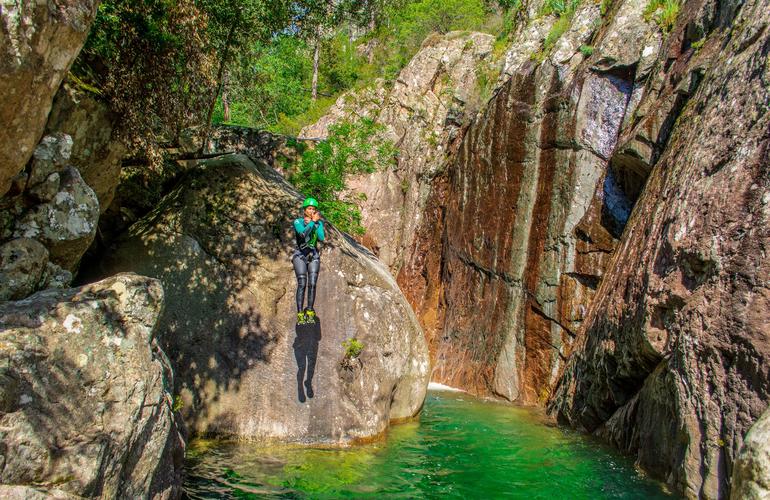 Groupe de canyoneurs dans une gorge pyrénéenne aux eaux turquoise