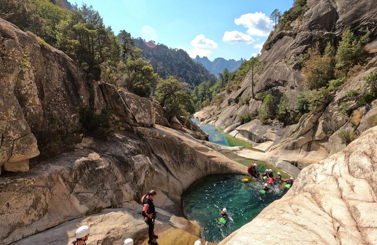 Saut dans une vasque lors d'une descente de canyon dans les Alpes-Maritimes