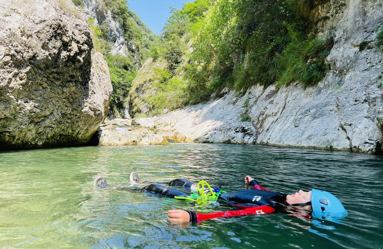 Saut dans une vasque profonde des Gorges du Verdon avec parois calcaires
