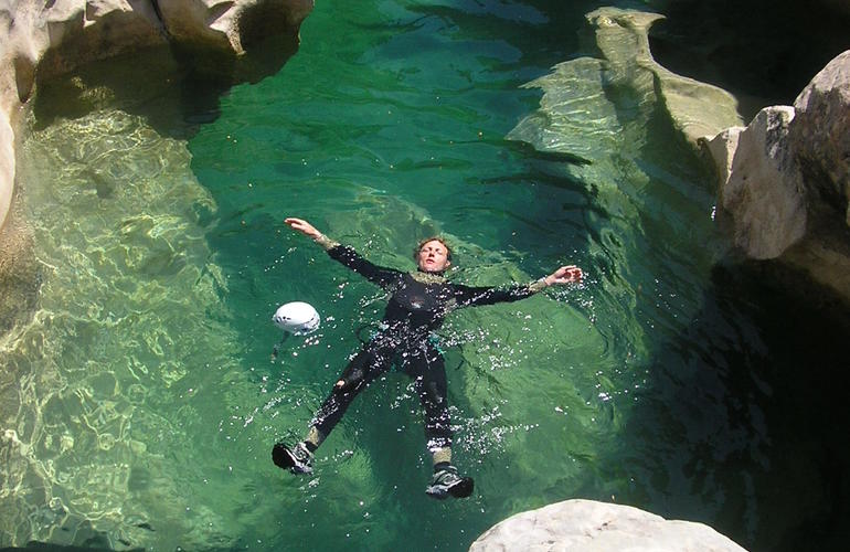 Canyon corse avec eau verte transparente et roches granitiques claires