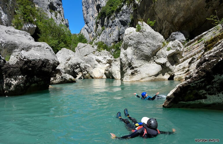 Canyon avec cascade et eau limpide dans le massif du Jura