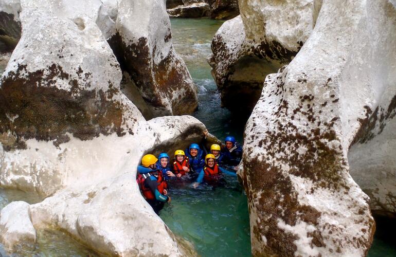 Saut dans cascade lors d'une descente du Furon dans le massif du Vercors