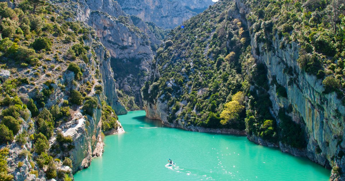 Eau turquoise des Gorges du Verdon avec un kayak, falaises calcaires de chaque côté