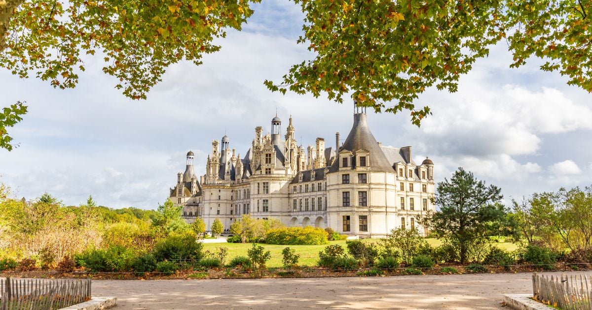 Le château de Chambord vu depuis ses jardins avec son architecture Renaissance et ses tours