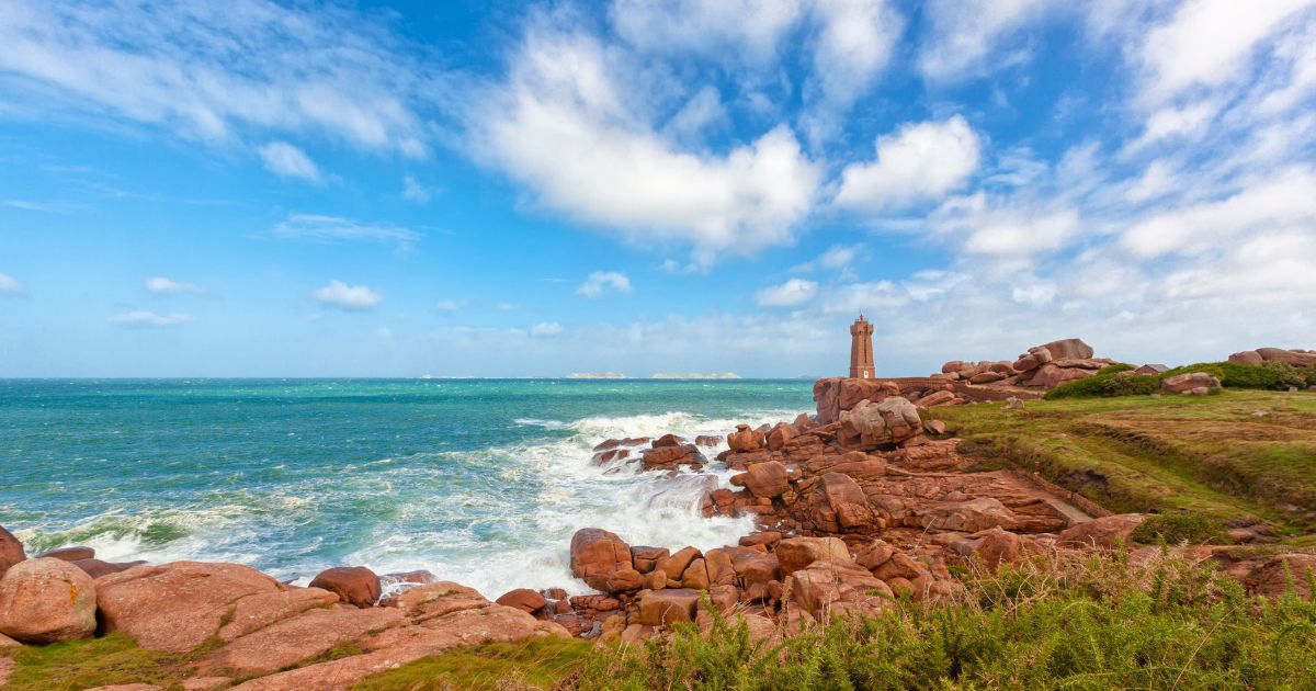 Phare de Ploumanac'h sur la Côte de Granit Rose en Bretagne, rochers roses et mer turquoise