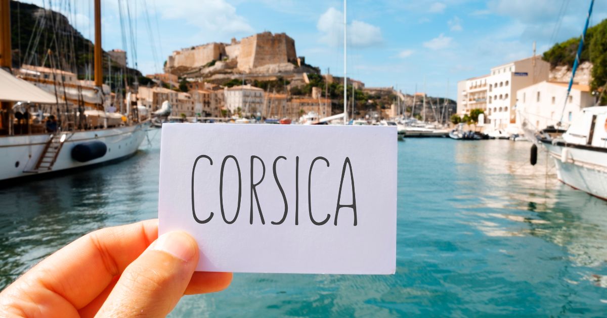 Port de Bonifacio en Corse vu depuis la mer, avec la citadelle perchée sur ses falaises blanches