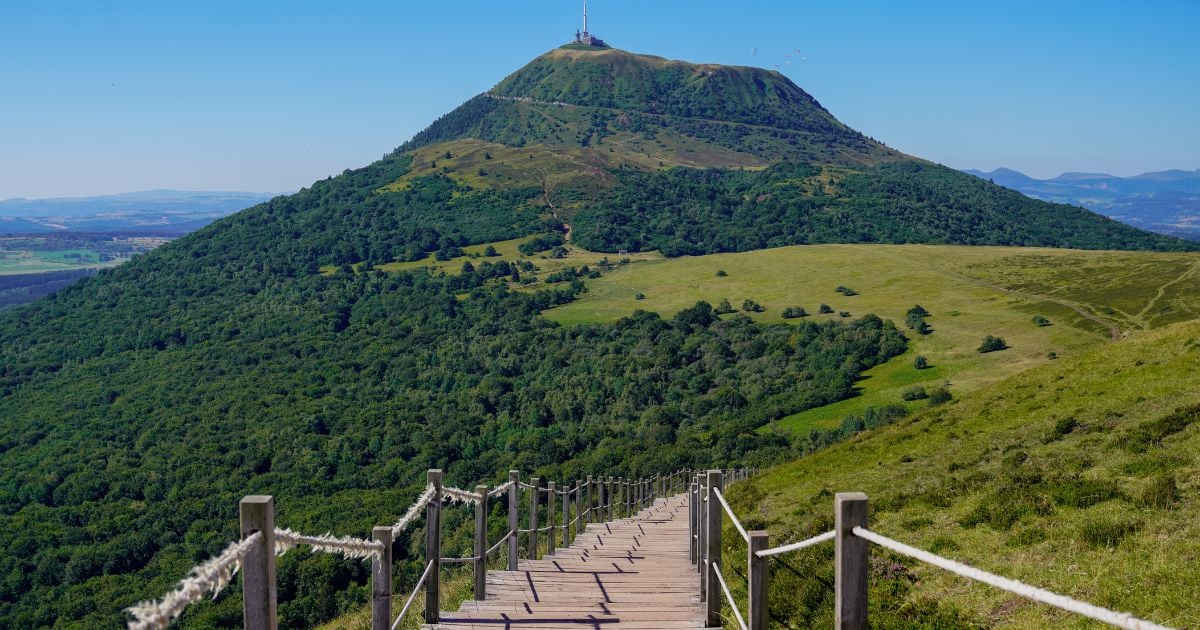 Le Puy de Dôme en Auvergne avec son escalier en bois menant au sommet, vue panoramique sur les volcans