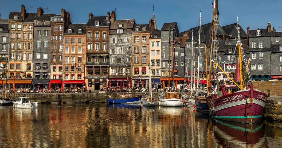 Le port d'Honfleur en Normandie avec ses maisons à pans de bois colorés et ses voiliers amarrés