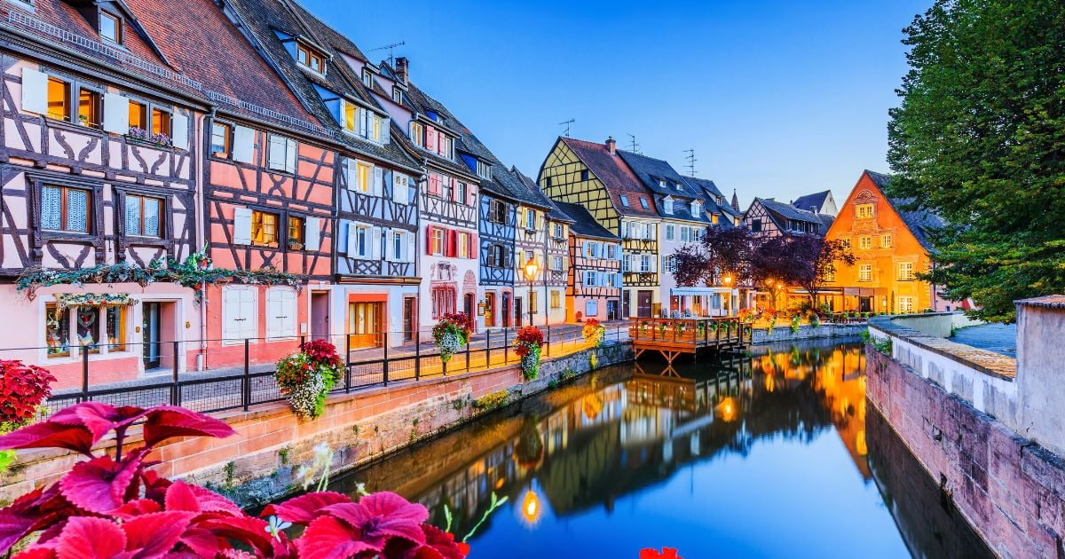 Le quartier de la Petite Venise à Colmar en Alsace avec ses maisons à colombages reflétées dans le canal
