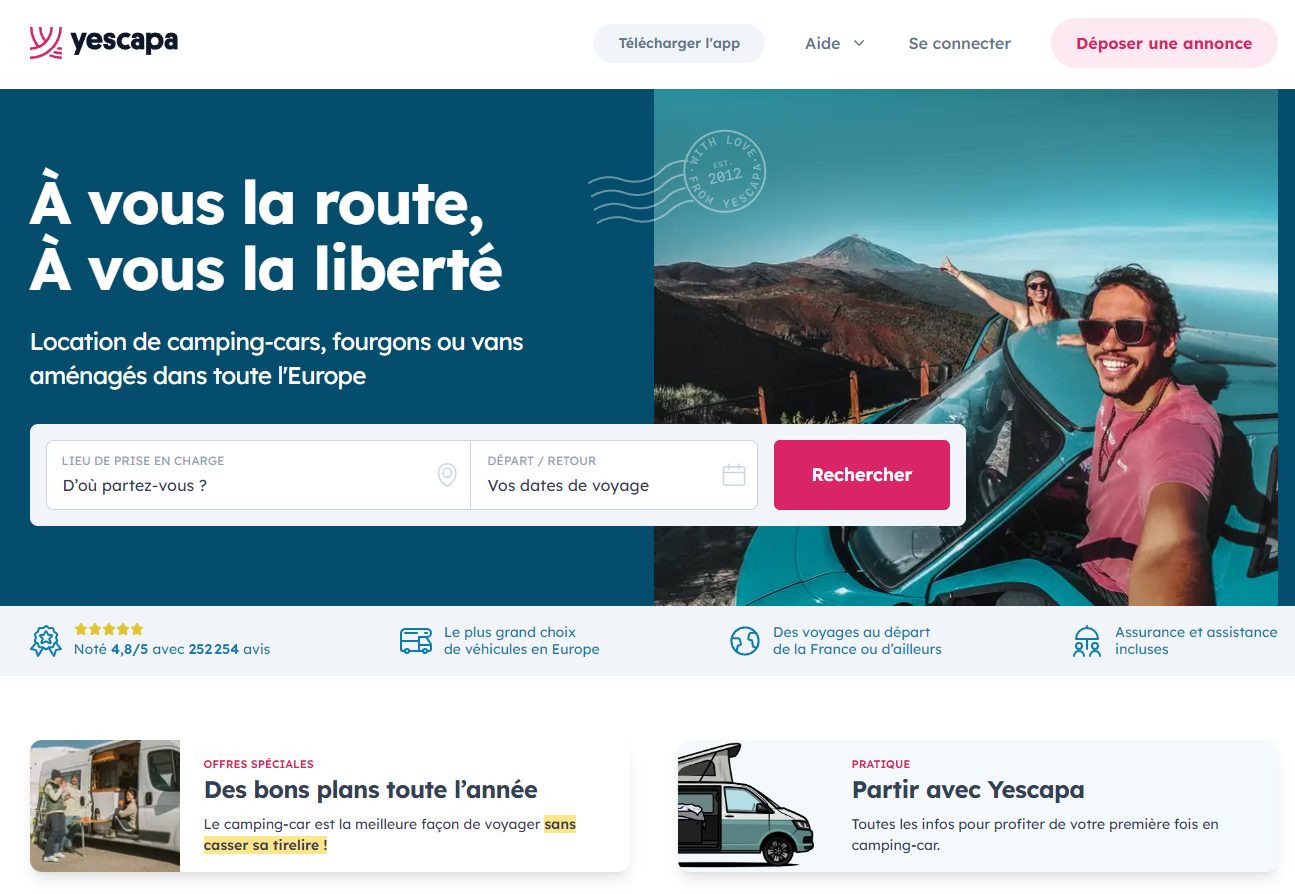 Page d'accueil Yescapa avec accroche À vous la route, à vous la liberté et photo d'un couple souriant dans un van face au pic de Teide à Tenerife, barre de recherche destination et dates