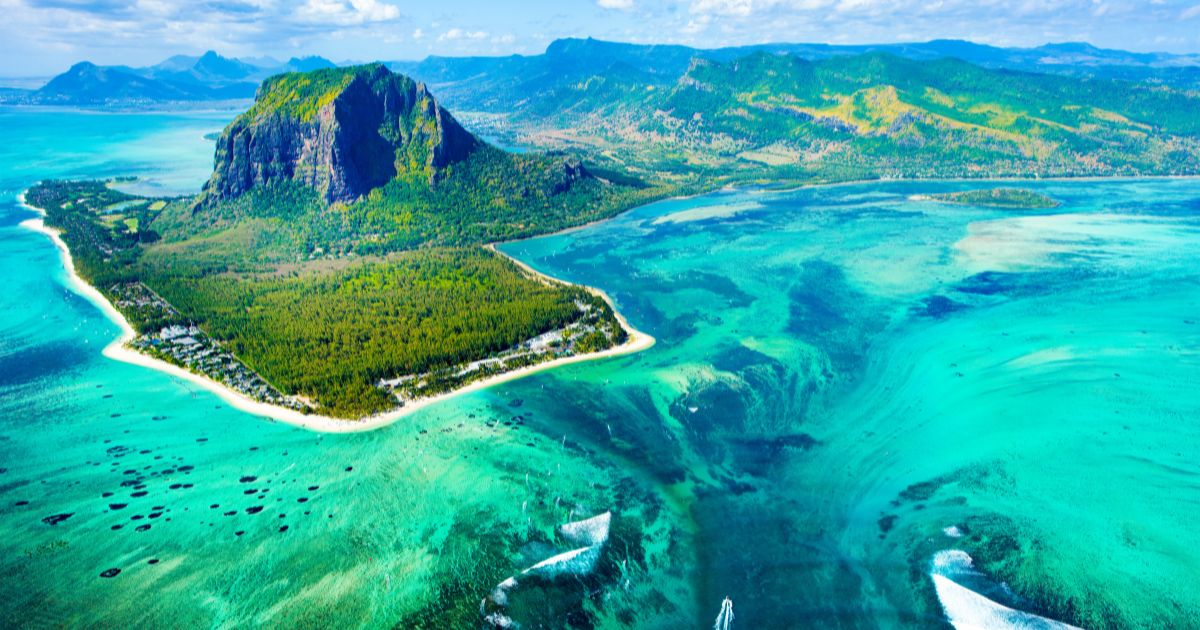Vue aérienne du Morne Brabant et de sa péninsule, lagon turquoise et récif où se dessine l'illusion de la cascade sous-marine