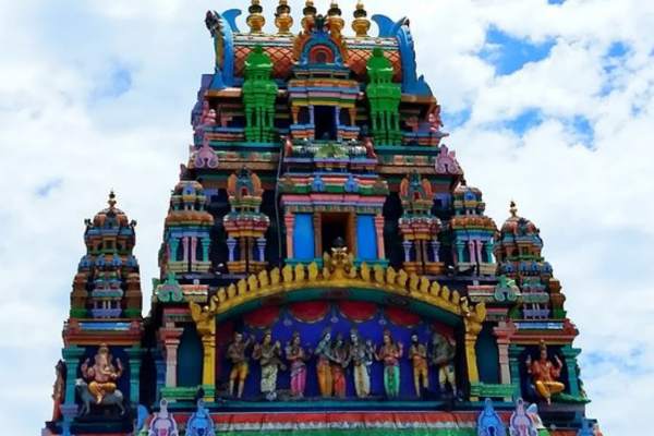 Temple hindou tamoul coloré de Saint-Denis avec ses statuettes peintes : témoin du métissage et de la communauté indienne réunionnaise