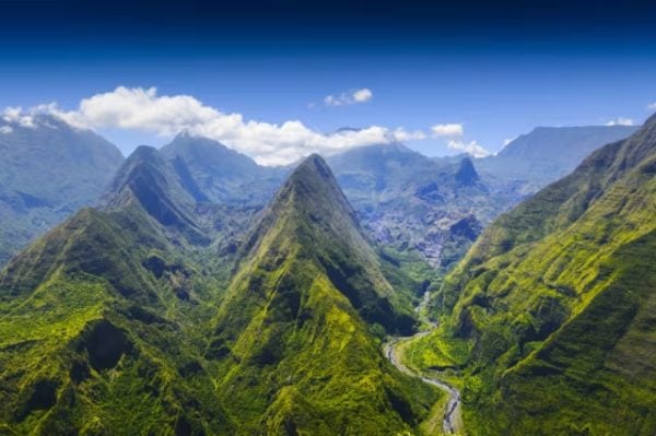 Vue plongeante depuis un belvédère sur le cirque de Mafate, montagne verte, rivière sinueuse en contrebas