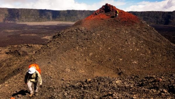 Cône volcanique du Formica Léo avec ses scories rouges au pied du Piton de la Fournaise