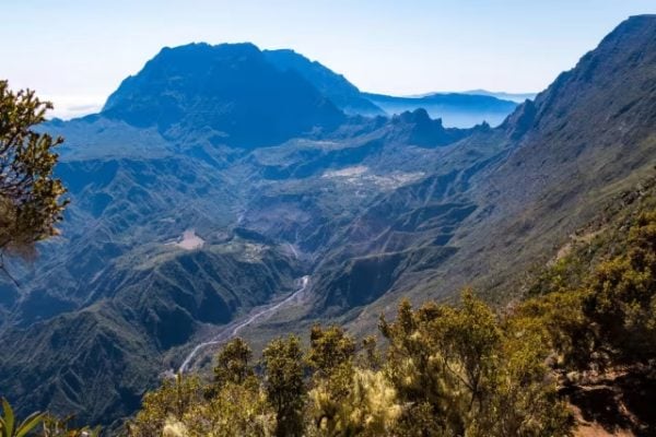 Vue panoramique aérienne du cirque de Salazie avec ses montagnes vertes et sa rivière sinueuse