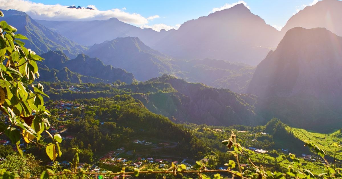 Vue panoramique du cirque de Salazie au coucher de soleil avec ses remparts verdoyants