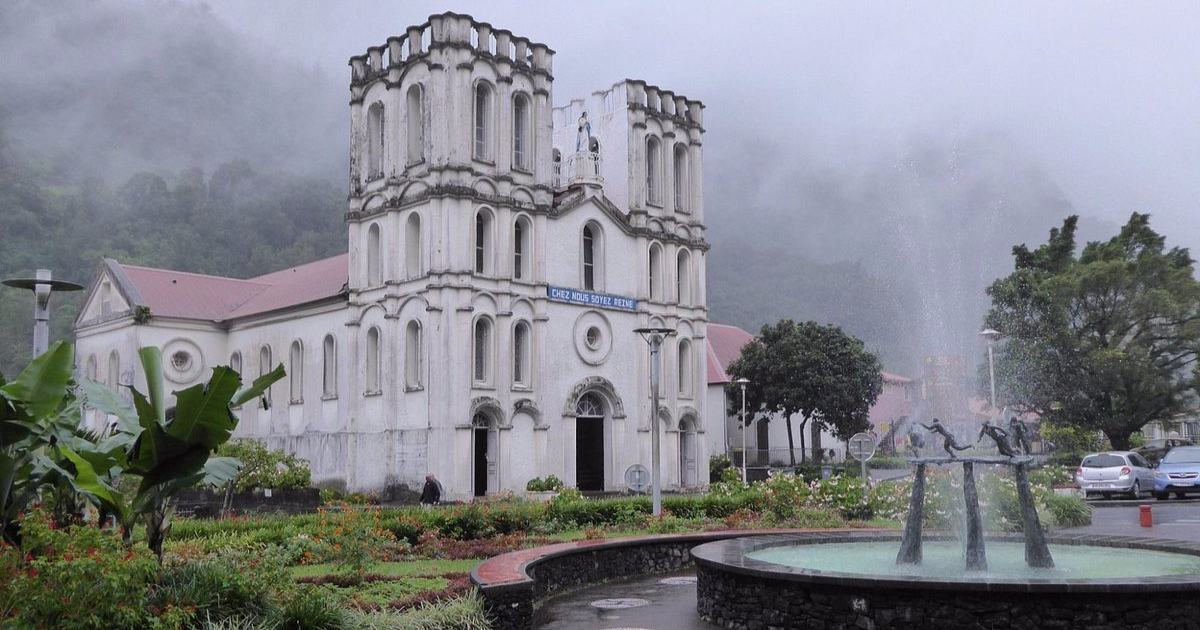 Église Notre-Dame-de-l'Assomption à Salazie sous la brume du cirque