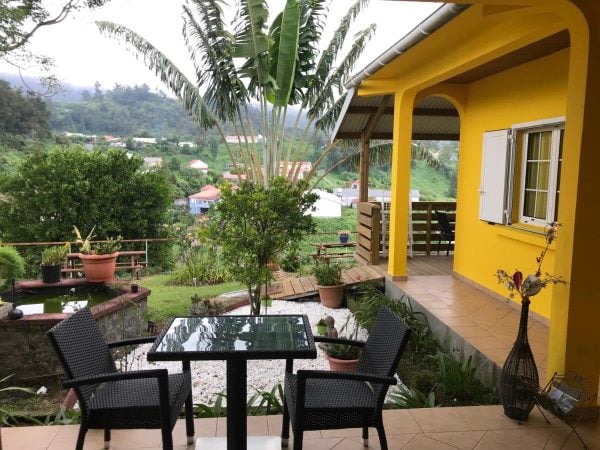 Maison d'hôtes Le Guétali à Grand-Îlet avec terrasse et vue sur le cirque