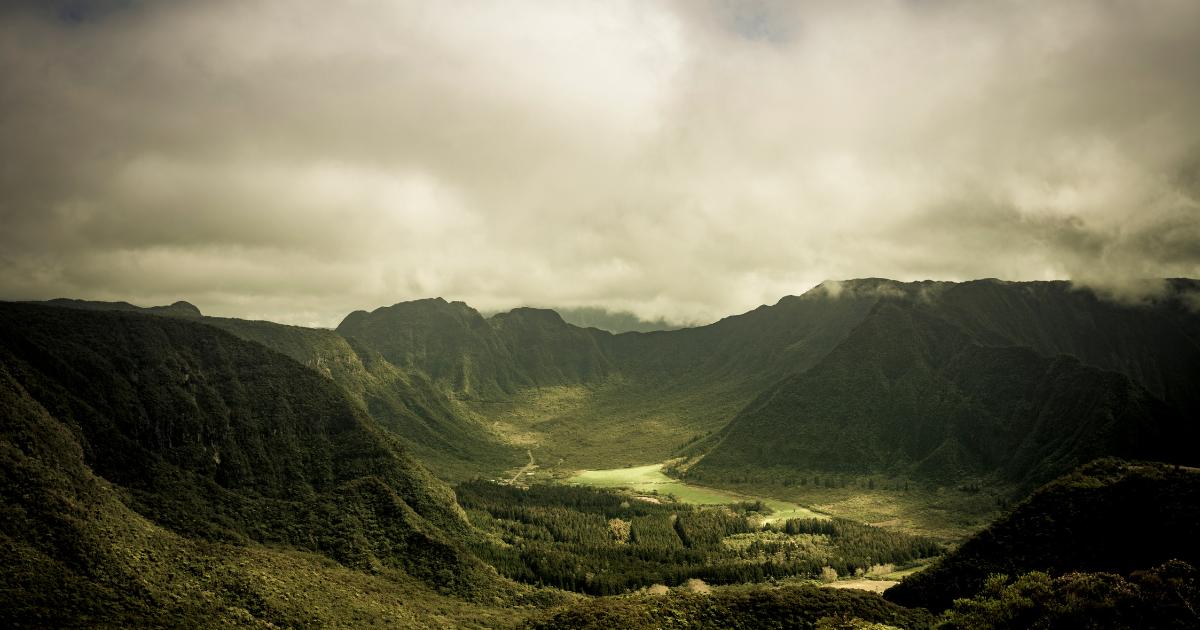 Vue panoramique sur les remparts d'un cirque de La Réunion en décembre sous un ciel chargé de la saison humide