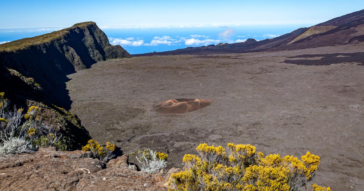 Vue panoramique sur l'enclos du Piton de la Fournaise avec Formica Leo au centre et végétation endémique en septembre