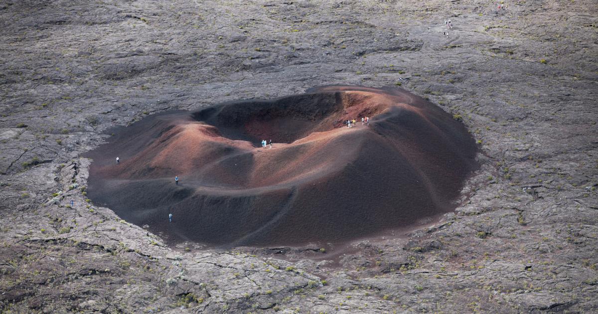 Formica Léo et coulées de lave du Piton de la Fournaise : cratère stérile au cœur du massif volcanique qui couvre un tiers de l'île