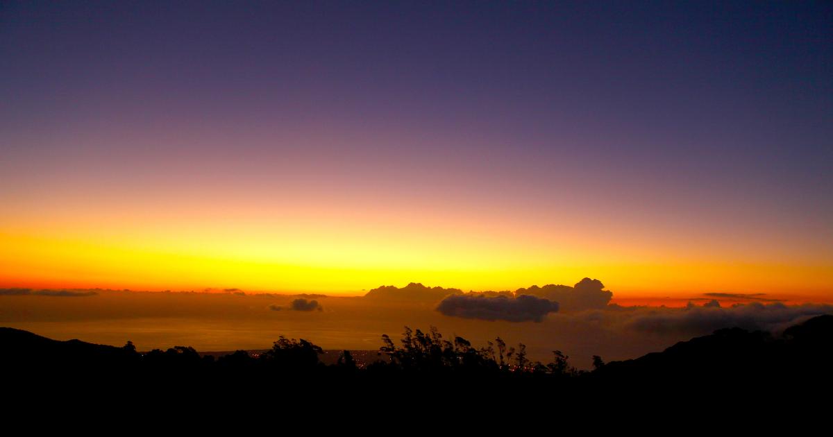 Coucher de soleil exceptionnel sur l'océan depuis les Hauts de La Réunion en août, ciel violet et orange