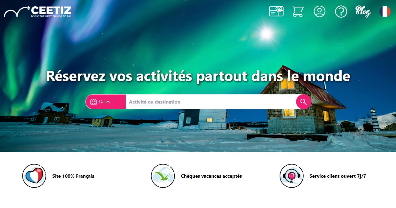 Page d'accueil Ceetiz sur fond d'aurore boréale au-dessus de cabanes illuminées en Laponie, accroche Réservez vos activités partout dans le monde, barre de recherche et trois piliers Site 100 % Français, Chèques vacances acceptés, Service client ouvert 7 j sur 7