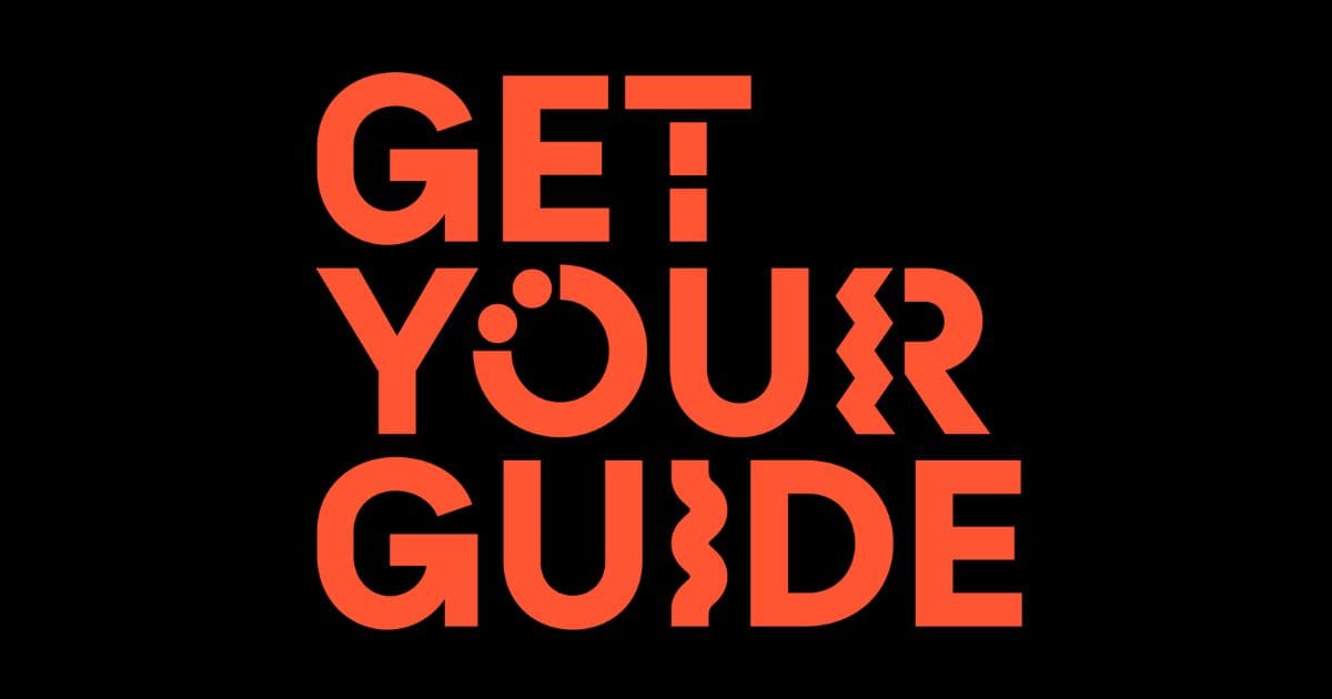 Logo GetYourGuide en orange sur fond noir, plateforme de visites guidées et excursions