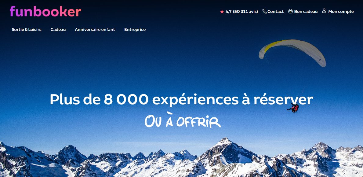 Page d'accueil Funbooker avec un parapentiste survolant les Alpes enneigées sous un ciel bleu profond, accroche Plus de 8 000 expériences à réserver ou à offrir, note 4,7 sur 50 311 avis affichée en en-tête