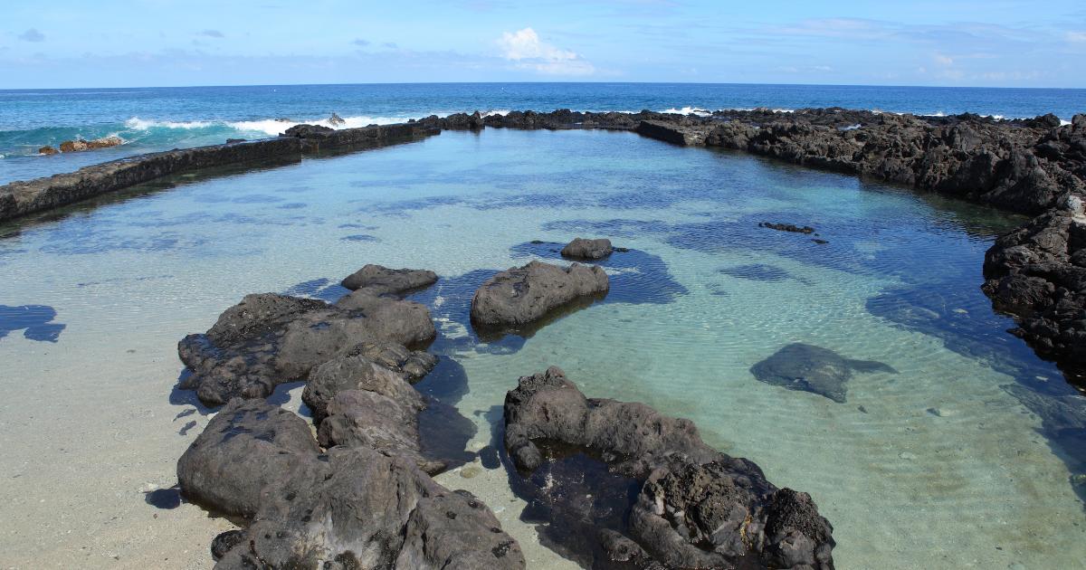 Bassins naturels de basalte et eau cristalline sur le littoral sud de La Réunion en juillet