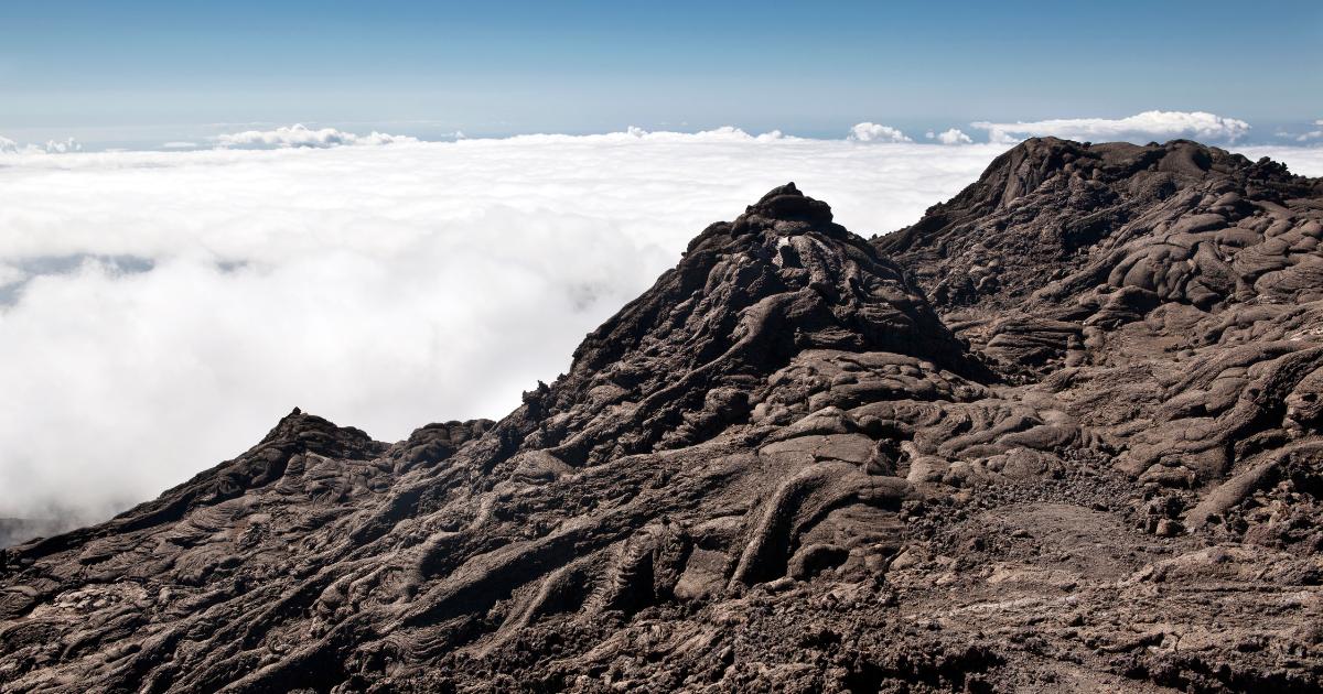 Piton de la Fournaise au-dessus de la mer de nuages en novembre, sentiers encore praticables