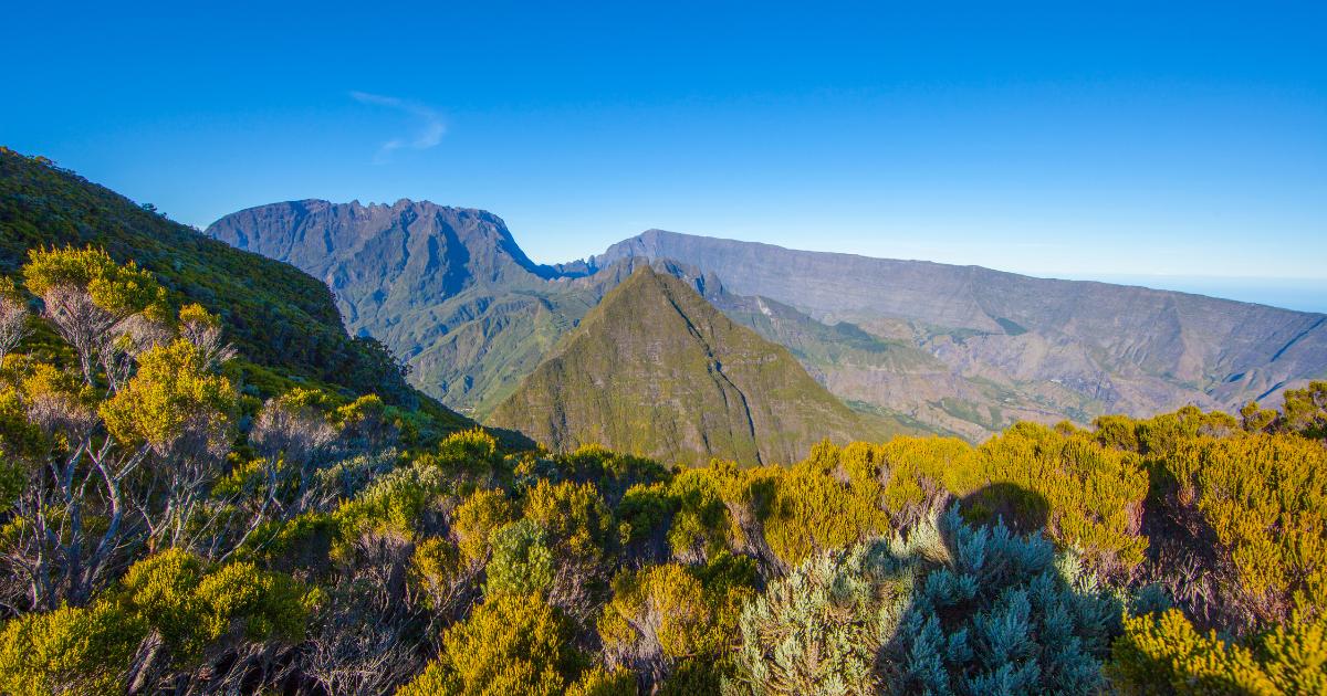 Panorama des Hauts de La Réunion en septembre, sentiers parfaits, ciel d'or