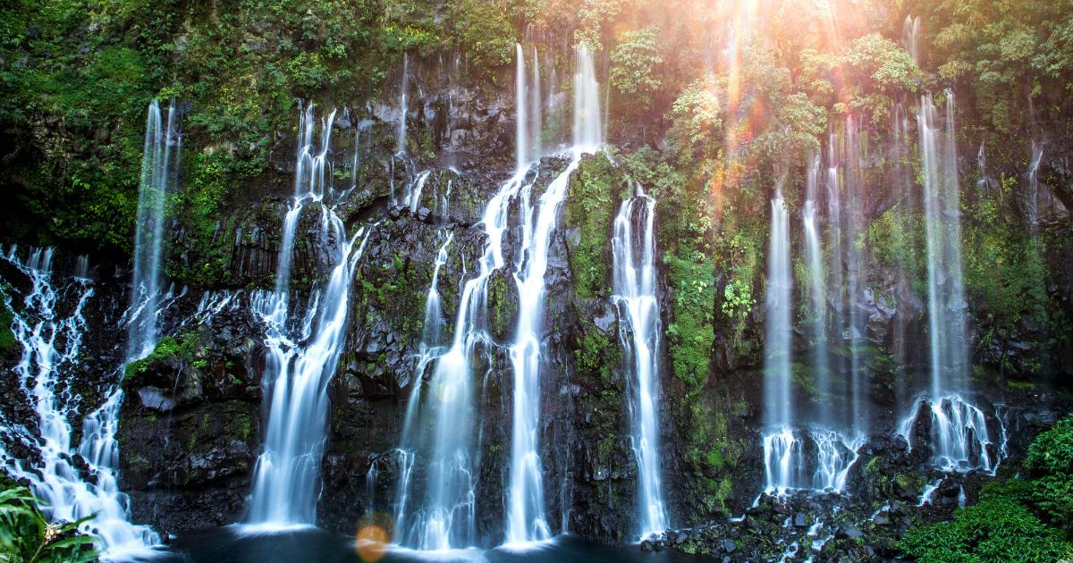 Cascade Grand Galet à pleine puissance en janvier, plusieurs chutes en éventail sur paroi végétalisée